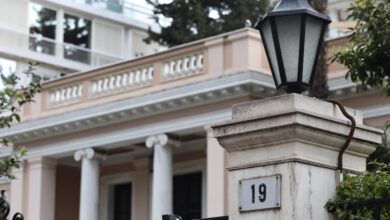 «Καμπανάκια»-στο-Μαξίμου-για-τις-δημοσκοπήσεις:-Η-ακρίβεια-και-η-«γκρίζα-ζώνη»-που-προβληματίζει