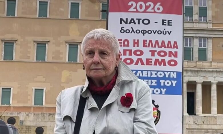Πρωτομαγιά:-«Είμαι-εδώ-γιατί-αντικαθιστώ-τους-200-της-Καισαριανής»-–-Ποια-είναι-η-80χρονη-που-καθόταν-στη-μέση-της-Λ.-Αμαλίας