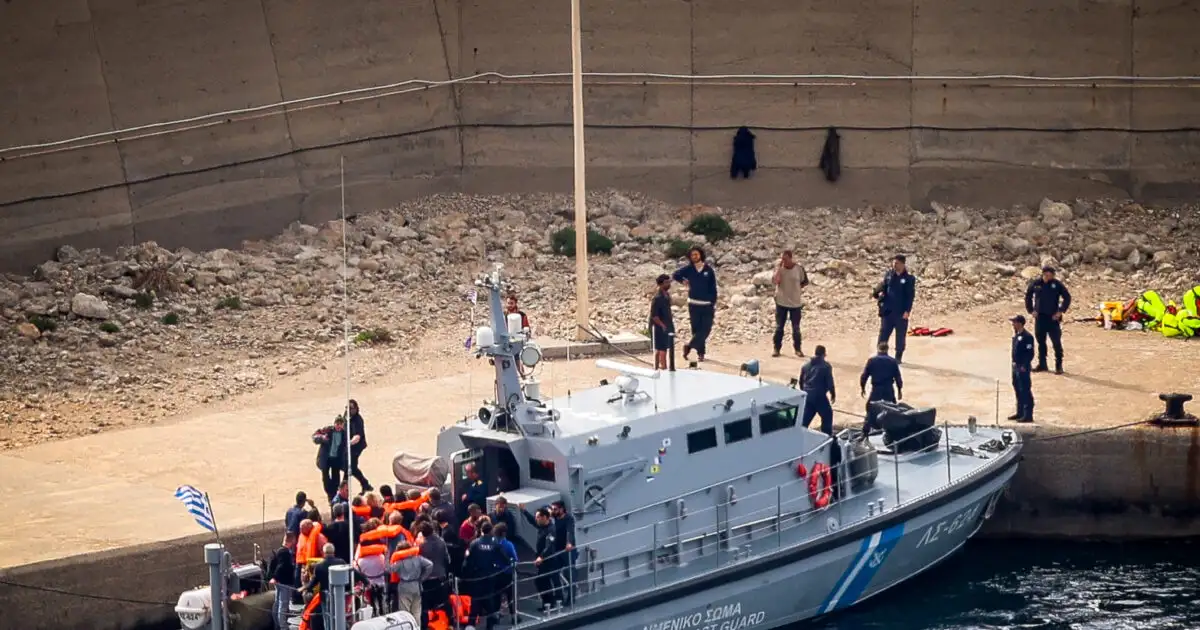 Με-αρματαγωγό-έφτασαν-στην-Κρήτη-οι-175-ακτιβιστές-του-στολίσκου-για-τη-Γάζα-«global-sumud-flotilla»