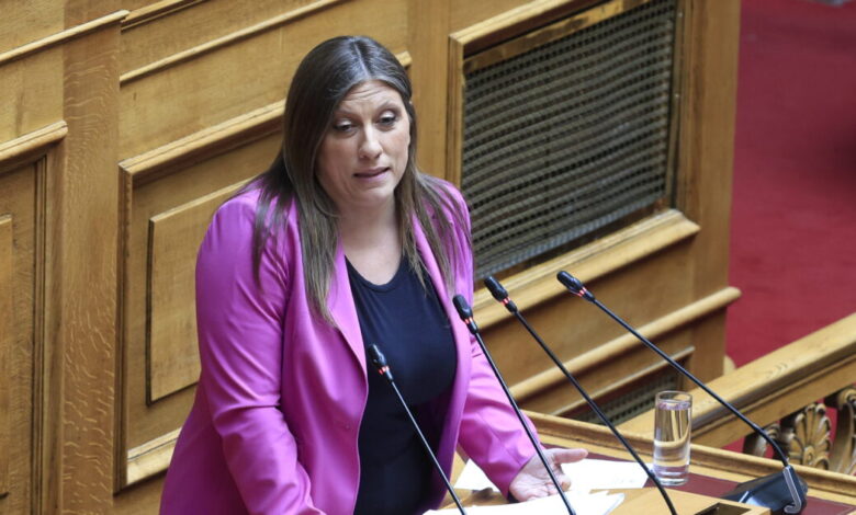 Βουλή:-Καβγάς-Ζωής-Κωνσταντοπούλου-–-ΠΑΣΟΚ-για-την-πρόεδρο-της-ΑΠΔΠ-–-«Μας-κοροϊδεύετε,-δεν-ντρέπεστε»,-«υπηρετείτε-σχέδιο»