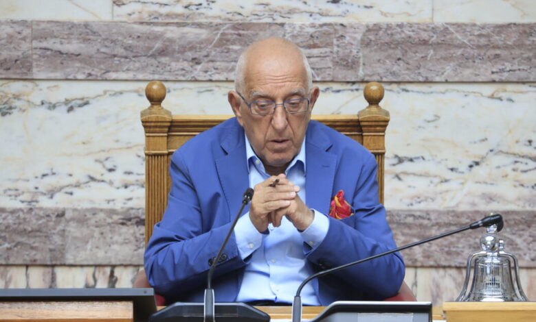 ΠΑΣΟΚ-κατά-Κακλαμάνη-για-την-αναβολή-της-συνεδρίασης-για-τις-ανεξάρτητες-αρχές:-«Οι-μάσκες-έπεσαν»