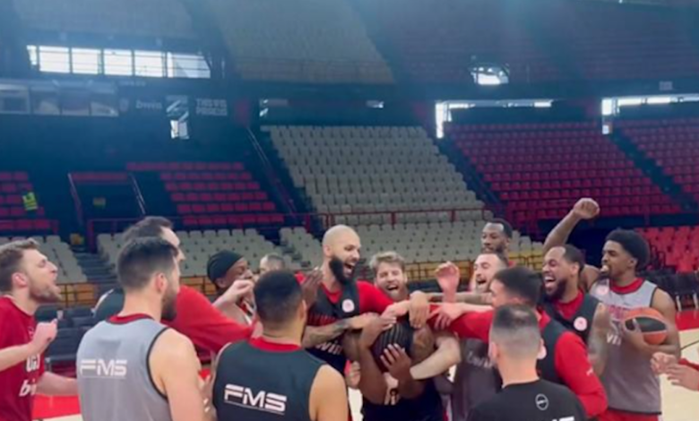 Ολυμπιακός:-Τούρτα-έκπληξη-και-φατούρο-στον-Ταϊρίκ-Τζόουνς-για-τα-γενέθλιά-του