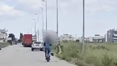 Λαμία:-Ανήλικοι-τρικάβαλο-σε-πατίνι,-πέρασαν-με-κόκκινο-φανάρι-σε-διασταύρωση