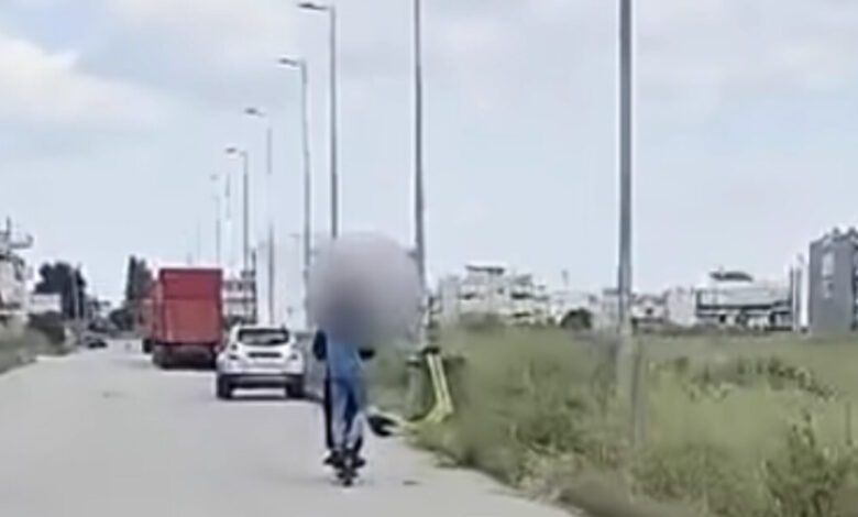 Λαμία:-Ανήλικοι-τρικάβαλο-σε-πατίνι,-πέρασαν-με-κόκκινο-φανάρι-σε-διασταύρωση