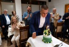 Κουρέτας:-Γενέθλια-με-συνεργάτες-και…-τούρτα