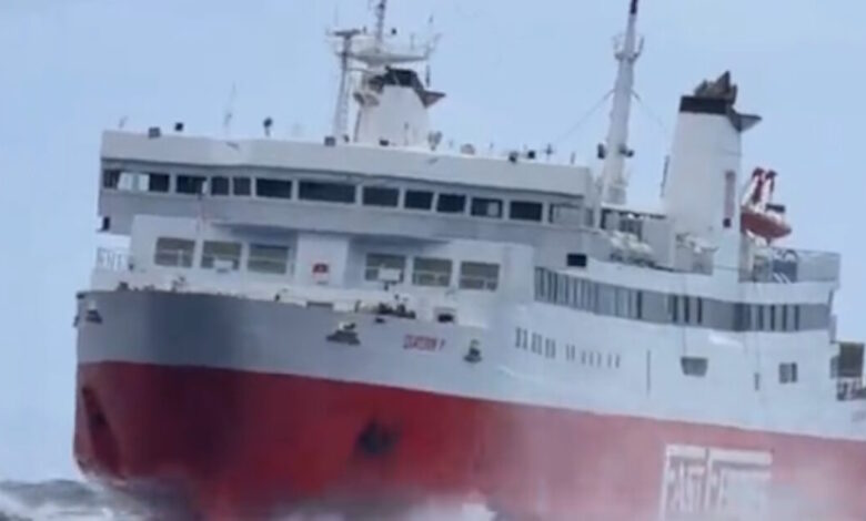 Φολέγανδρος:-Βίντεο-με-το-πλοίο-«Αικατερίνη»-να-δίνει-μάχη-με-τα-κύματα-για-να-δέσει-στο-λιμάνι-του-νησιού