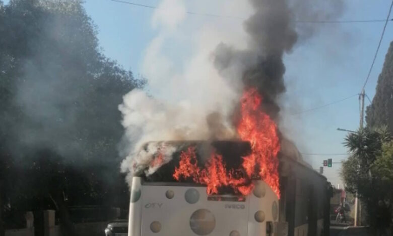 Φωτιά-σε-λεωφορείο-στο-Ίλιον:-Τέθηκε-υπό-έλεγχο,-δεν-υπήρξε-κάποιος-τραυματισμός