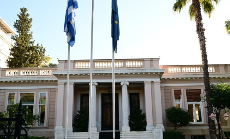 Νέα-κόντρα-κυβέρνησης-–-ΠΑΣΟΚ-για-ΟΠΕΚΕΠΕ-και-υποκλοπές:-«Διαστρέβλωση-της-πραγματικότητας»,-«Η-παρακμή-και-ο-λαϊκισμός-έχουν-και-όρια»
