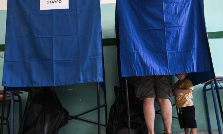 Δημοσκόπηση-opinion-poll:-Στις-16,8-μονάδες-η-διαφορά-ΝΔ-και-ΠΑΣΟΚ-–-Περιορισμένη-δυναμική-για-Τσίπρα,-Καρυστιανού-και-Σαμαρά