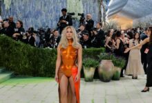 Η-Κιμ-Καρντάσιαν-με-μεταλλικό-πορτοκαλί-bodysuit-και-ξανθιά-στο-met-gala-2026