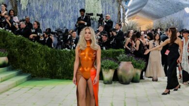 Η-Κιμ-Καρντάσιαν-με-μεταλλικό-πορτοκαλί-bodysuit-και-ξανθιά-στο-met-gala-2026
