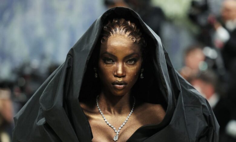 met-gala-2026:-Το-supermodel-Ανόκ-Γιάι-μαγνήτισε-τα-βλέμματα-ως-Μαύρη-Παναγία-–-Το-ηχηρό-μήνυμα-στον-Τραμπ