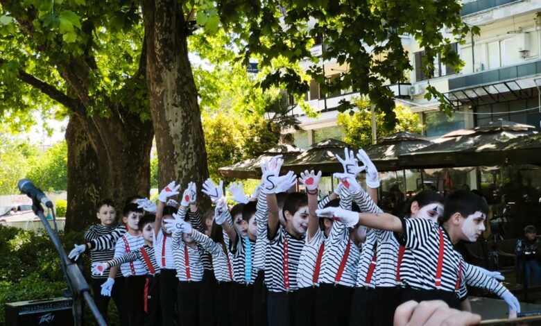 Γιορτή-δημιουργικότητας-στην-πλατεία-Ρήγα-Φεραίου-με-το-«Θε-ΤΑΛΩΣ»