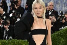 Η-vera-wang,-στα-76-της,-τολμά-με-αποκαλυπτική-εμφάνιση-στο-met-gala-2026