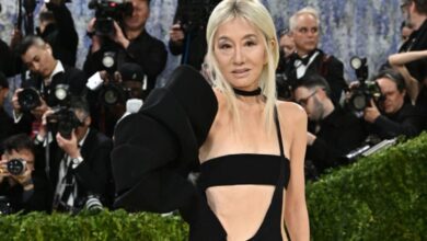 Η-vera-wang,-στα-76-της,-τολμά-με-αποκαλυπτική-εμφάνιση-στο-met-gala-2026