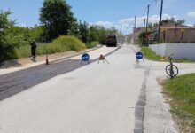Συνεχίζεται-η-προχειρότητα-στην-οδό-Αλοννήσου:-Στρώνουν-άσφαλτο-πάνω-στην-παλιά-χωρίς-φρεάτια