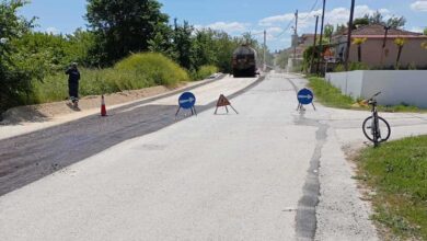 Συνεχίζεται-η-προχειρότητα-στην-οδό-Αλοννήσου:-Στρώνουν-άσφαλτο-πάνω-στην-παλιά-χωρίς-φρεάτια