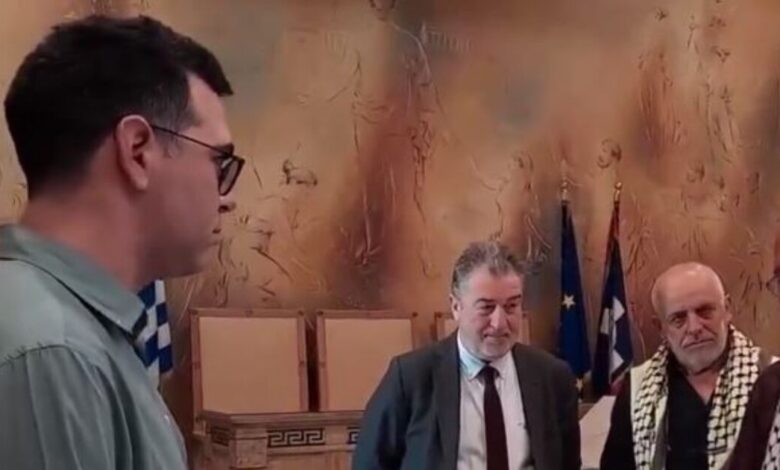 Ο-Πέτρος-Κωνσταντίνου-της-ΑΝΤΑΡΣΥΑ-αυτοσχεδίασε-στον-όρκο-του-στο-δημοτικό-συμβούλιο-της-Αθήνας-–-«Λέει-ανοησίες-αντί-για-τον-όρκο-στο-Σύνταγμα»-λέει-ο-Γεωργιάδης