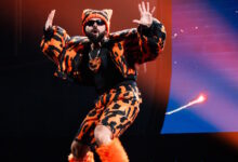 eurovision-2026:-Ο-akylas-στη-σκηνή-με-λύρα-αλά-Παπαρίζου-και-φόντο-πίστες-τύπου-video-game