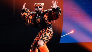 eurovision-2026:-Ο-akylas-στη-σκηνή-με-λύρα-αλά-Παπαρίζου-και-φόντο-πίστες-τύπου-video-game