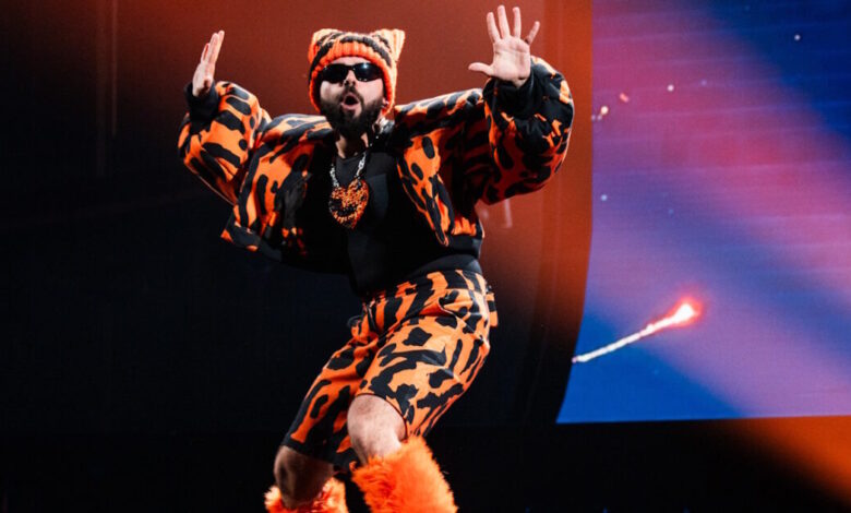 eurovision-2026:-Ο-akylas-στη-σκηνή-με-λύρα-αλά-Παπαρίζου-και-φόντο-πίστες-τύπου-video-game