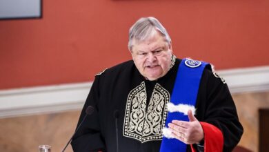 Ο-Ευάγγελος-Βενιζέλος-αναγορεύθηκε-σε-επίτιμος-διδάκτορας-της-Νομικής-Σχολής-του-ΕΚΠΑ-–-Ποιοι-έδωσαν-το-παρών
