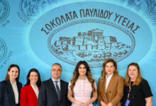 Η-Κίμπερλι-Γκίλφοϊλ-επισκέφτηκε-το-ιστορικό-εργοστάσιο-της-σοκολατοποιΐας-«Παυλίδη»