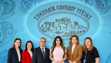 Η-Κίμπερλι-Γκίλφοϊλ-επισκέφτηκε-το-ιστορικό-εργοστάσιο-της-σοκολατοποιΐας-«Παυλίδη»