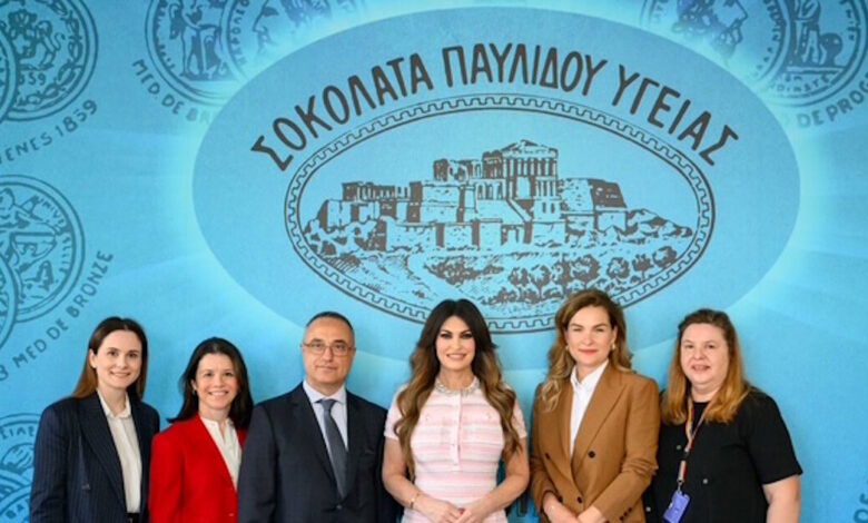 Η-Κίμπερλι-Γκίλφοϊλ-επισκέφτηκε-το-ιστορικό-εργοστάσιο-της-σοκολατοποιΐας-«Παυλίδη»