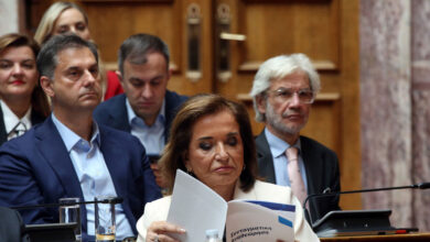 Η-ΚΟ-της-ΝΔ-σε-φωτογραφίες:-Η-μελετηρή-Ντόρα-Μπακογιάννη,-οι-αγκαλιές-της-Ειρήνης-Αγαπηδάκη-και-τα-γέλια-πριν-τα-«καρφιά»