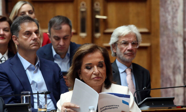 Η-ΚΟ-της-ΝΔ-σε-φωτογραφίες:-Η-μελετηρή-Ντόρα-Μπακογιάννη,-οι-αγκαλιές-της-Ειρήνης-Αγαπηδάκη-και-τα-γέλια-πριν-τα-«καρφιά»