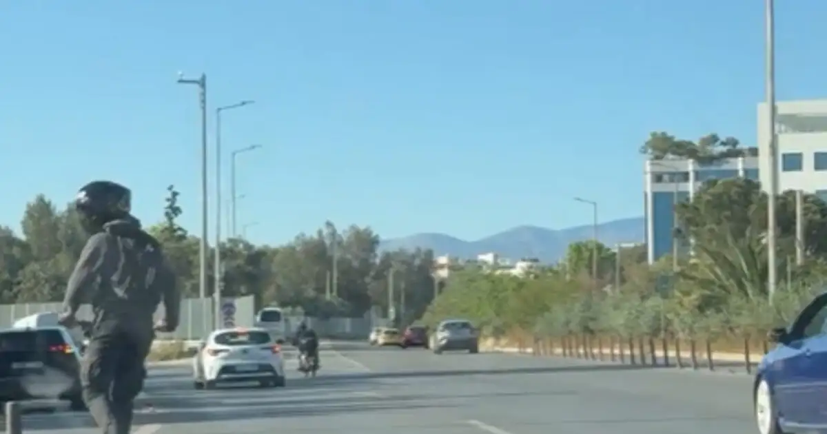 Βίντεο-σοκ-στην-παραλιακή:-Αναβάτης-σε-πατίνι-κινείται-με-μεγάλη-ταχύτητα-στην-αριστερή-λωρίδα-και-παραλίγο-να-πέσει