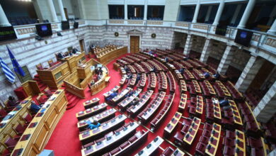 Συνταγματική-Αναθεώρηση:-Πυρ-ομαδόν-από-την-αντιπολίτευση-για-τις-προτάσεις-Μητσοτάκη-–-«Καμία-συναίνεση»