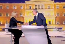 Με-υπόκλιση-αποχαιρέτισε-τη-Σία-Κοσιώνη-ο-Βασίλης-Χιώτης:-«Τιμή-μου»,-«δική-μου-η-τιμή»