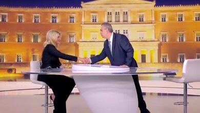 Με-υπόκλιση-αποχαιρέτισε-τη-Σία-Κοσιώνη-ο-Βασίλης-Χιώτης:-«Τιμή-μου»,-«δική-μου-η-τιμή»