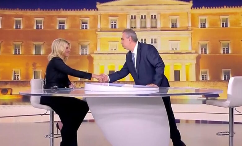 Με-υπόκλιση-αποχαιρέτισε-τη-Σία-Κοσιώνη-ο-Βασίλης-Χιώτης:-«Τιμή-μου»,-«δική-μου-η-τιμή»