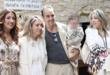 Πάνος-Μουζουράκης-–-Μαριλού-Κόζαρη:-Εικόνες-από-τη-βάφτιση-του-γιου-τους-με-νονά-την-Έλενα-Παπαρίζου