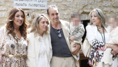 Πάνος-Μουζουράκης-–-Μαριλού-Κόζαρη:-Εικόνες-από-τη-βάφτιση-του-γιου-τους-με-νονά-την-Έλενα-Παπαρίζου