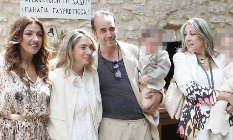 Πάνος-Μουζουράκης-–-Μαριλού-Κόζαρη:-Εικόνες-από-τη-βάφτιση-του-γιου-τους-με-νονά-την-Έλενα-Παπαρίζου