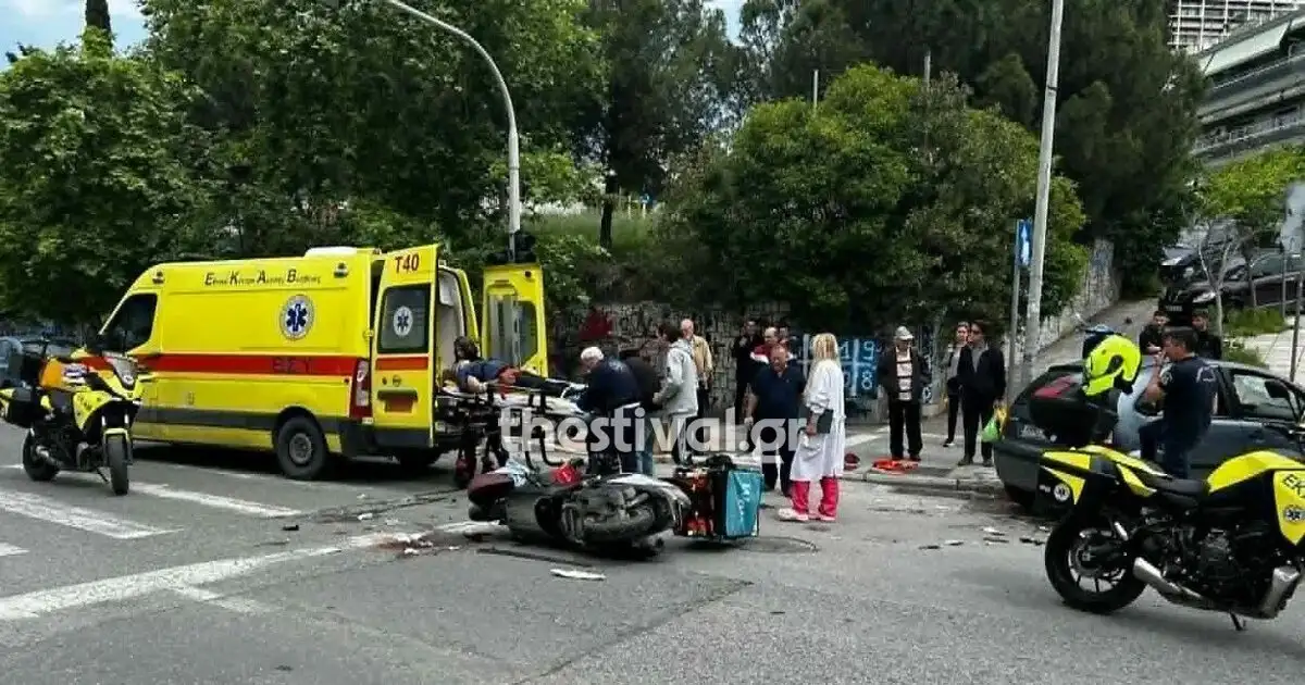 Τροχαίο-στη-Θεσσαλονίκη:-Σφοδρή-σύγκρουση-μεταξύ-δύο-μηχανών-και-αυτοκινήτου,-2-σοβαρά-τραυματίες