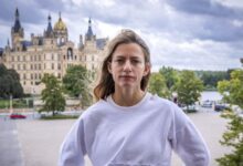 florentina-holzinger:-Ποια-είναι-η-ακραία-performer-που-κρεμάστηκε-γυμνή-από-καμπάνα-στη-Βενετία-κι-έγινε-viral