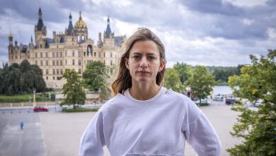 florentina-holzinger:-Ποια-είναι-η-ακραία-performer-που-κρεμάστηκε-γυμνή-από-καμπάνα-στη-Βενετία-κι-έγινε-viral