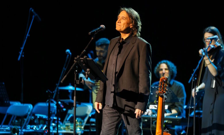 Γιάννης-Κότσιρας:-«Ο-Σταύρος-Ξαρχάκος-ήταν-παιδικός-μου-ήρωας,-τον-λάτρευα-και-τον-λάτρευε-και-η-μητέρα-μου»