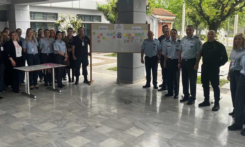Αστυνομικοί-στη-Λάρισα-τίμησαν-τη-Γιορτή-της-Μητέρας