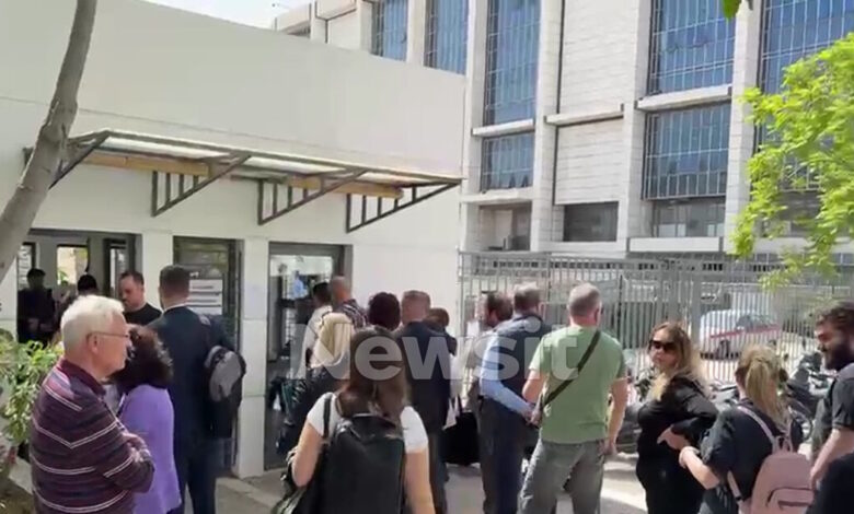 Ειρηνοδικείο-Αθηνών:-Σε-ισχύ-τα-νέα-μέτρα-ασφαλείας-με-εξονυχιστικούς-ελέγχους-–-Μεγάλη-η-αναμονή-για-τους-πολίτες