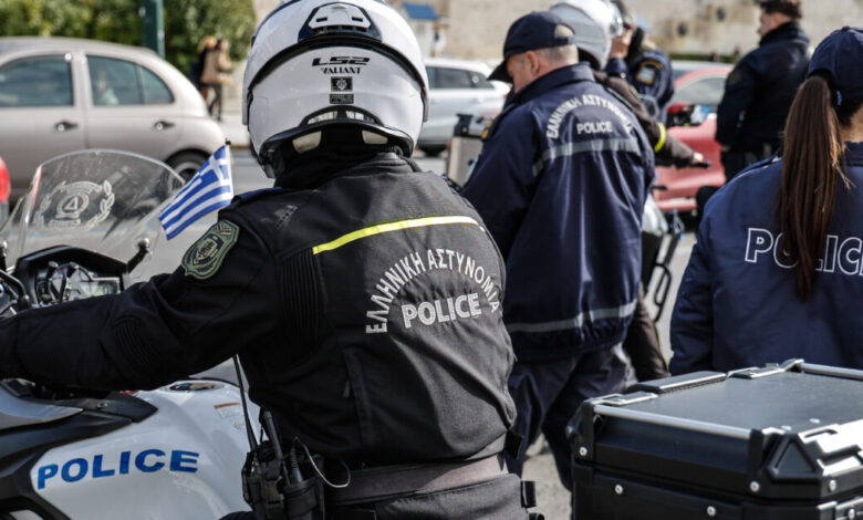 Φθιώτιδα:-Ένοπλη-ληστεία-σε-τράπεζα-στην-Κάτω-Τιθορεά-–-Εισέβαλαν-με-καλάσνικοφ-και-«σήκωσαν»-το-χρηματοκιβώτιο