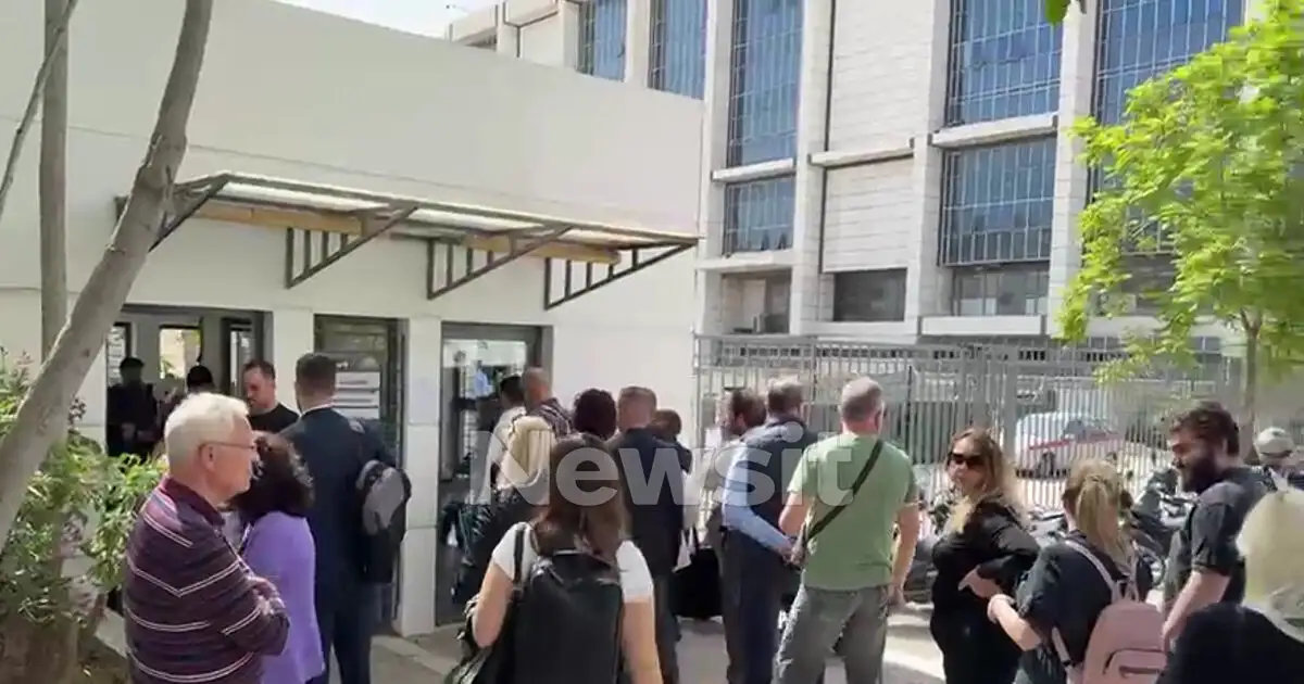 Ειρηνοδικείο-Αθηνών:-Σε-ισχύ-τα-νέα-μέτρα-ασφαλείας-με-εξονυχιστικούς-ελέγχους-–-Μεγάλη-η-αναμονή-για-τους-πολίτες