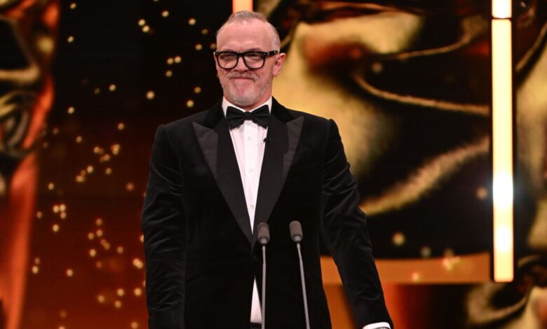 bafta-2026:-Ο-Γκρεγκ-Ντέιβις-αποθεώνεται-για-την-παρουσίαση-των-βραβείων-–-«Δεν-προσπάθησε-υπερβολικά,-ήταν-τέλειος»