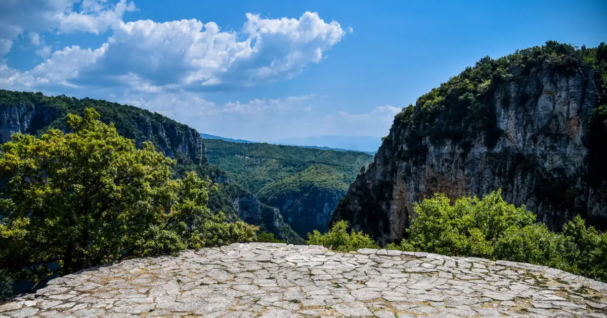 Ζαγόρι:-Αυστριακός-τουρίστας-έπεσε-σε-μονοπάτι-και-τραυματίστηκε-–-Επιχείρηση-διάσωσης