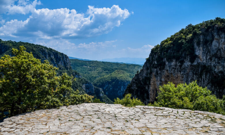 Ζαγόρι:-Αυστριακός-τουρίστας-έπεσε-σε-μονοπάτι-και-τραυματίστηκε